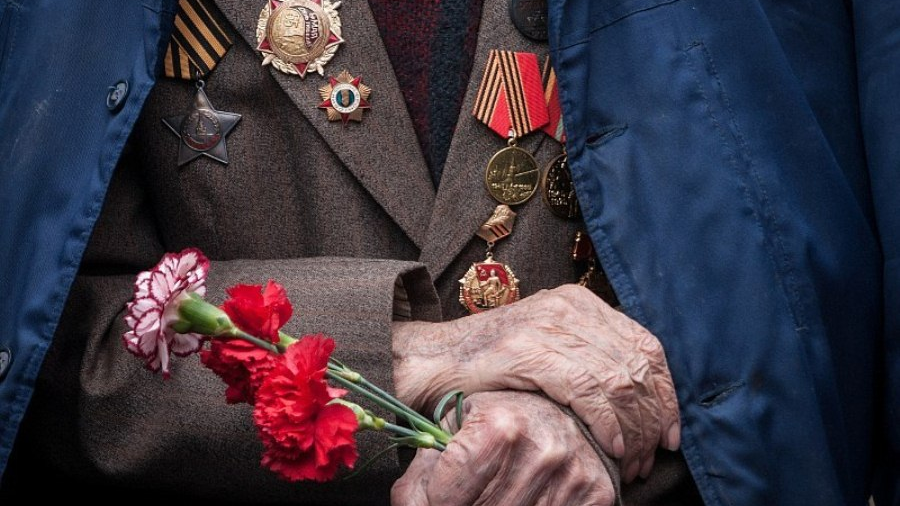 По 100 тысяч сомов: Жапаров подписал распоряжение о выплатах ветеранам ВОВ ко Дню Победы изображение публикации