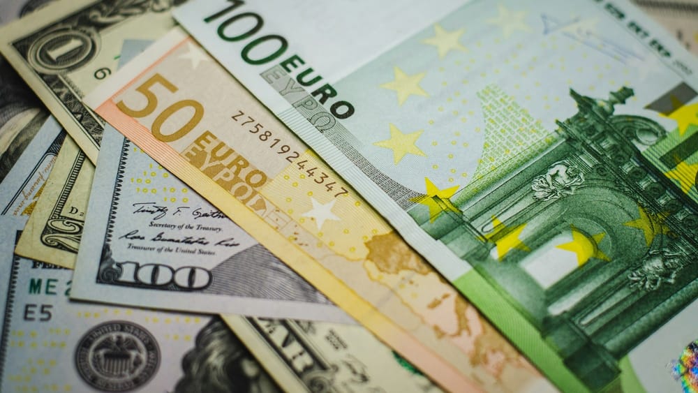 Курс валют на Моссовете: доллар и евро подешевели изображение публикации