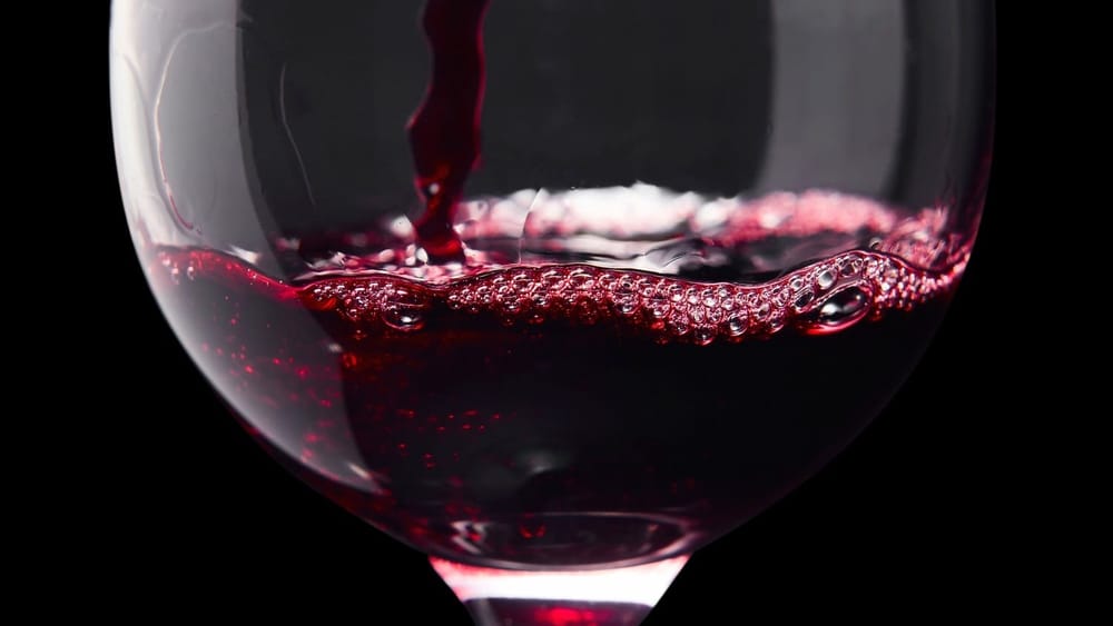 Налоговая служба КР изъяла более 2 тысяч литров вина без акцизных марок изображение публикации